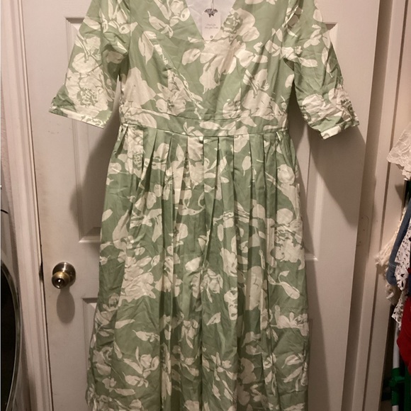 linenvibes Dresses & Skirts - Chic Long Sleeve Floral Dress in Green and White